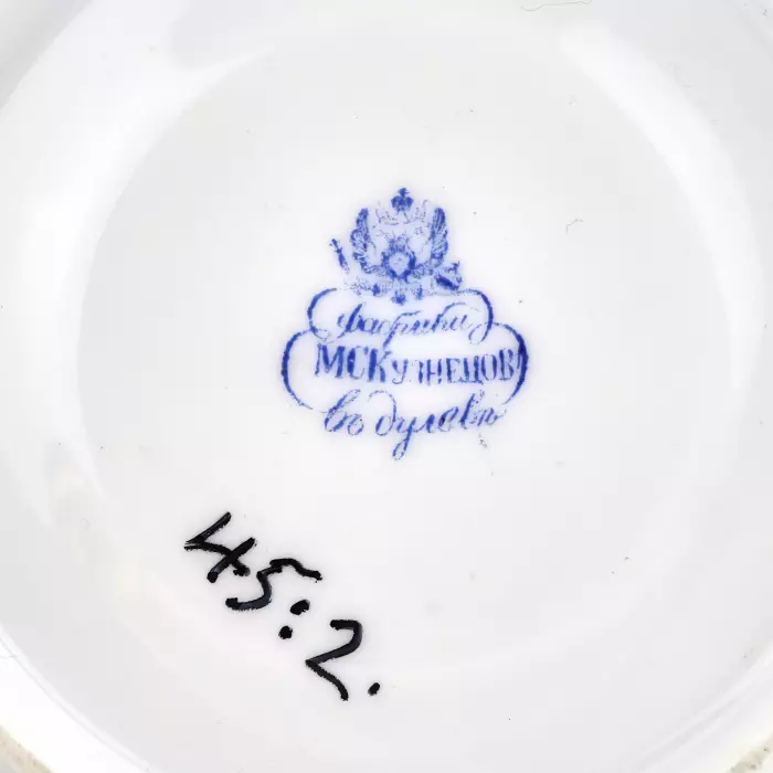 Paire de cafe en porcelaine du milieu du 19ème siècle, la manufacture Kuznetsov à Dulyovo. 