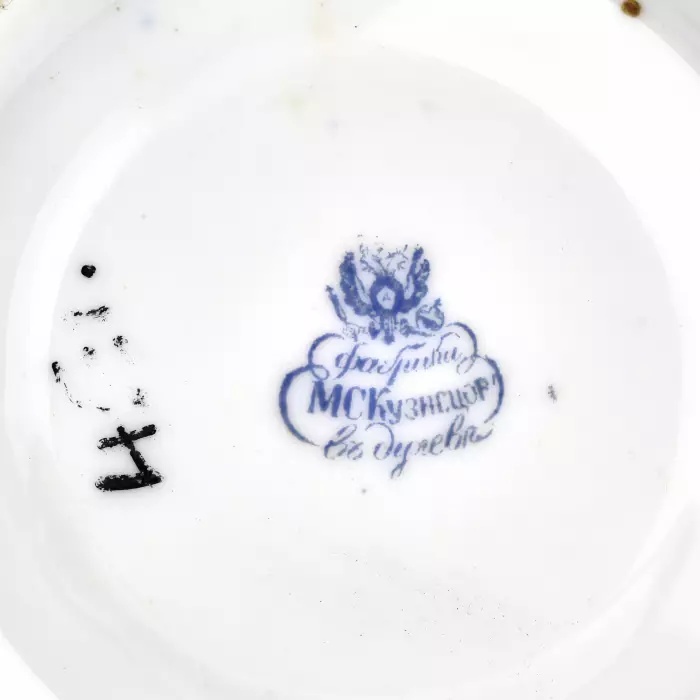 Paire de cafe en porcelaine de la manufacture Kuznetsov à Dulyovo. Milieu du XIXe siècle. 