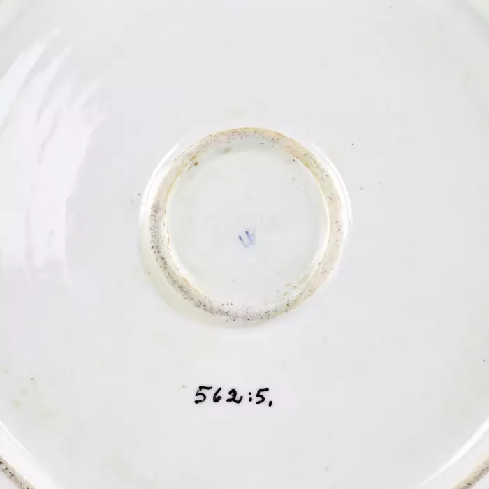 Cinq plats et assiettes de l`usine de Popov. 19ème siècle. 