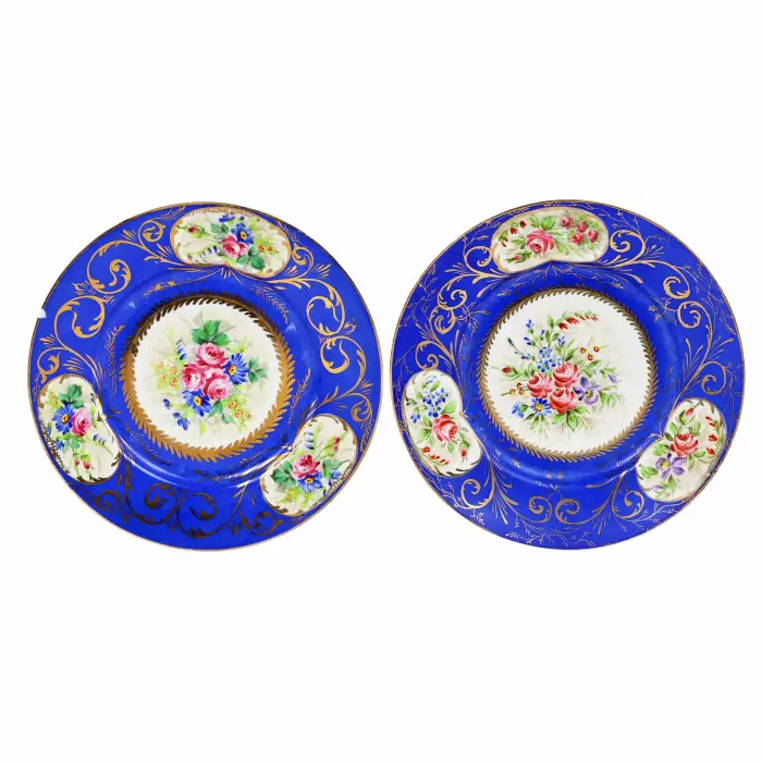 Cinq plats et assiettes de l`usine de Popov. 19ème siècle. 