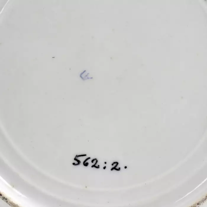 Cinq plats et assiettes de l`usine de Popov. 19ème siècle. 