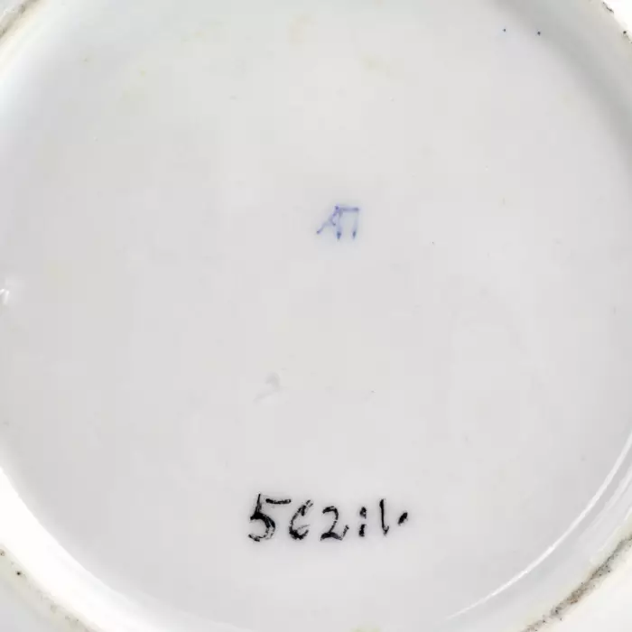Cinq plats et assiettes de l`usine de Popov. 19ème siècle. 