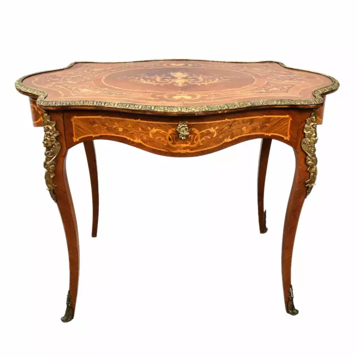 Table de style neorococo. 