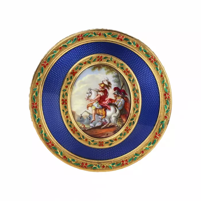 Tabatière française doree de la fin du XVIIIe siècle, à decor d`email et peinture. 