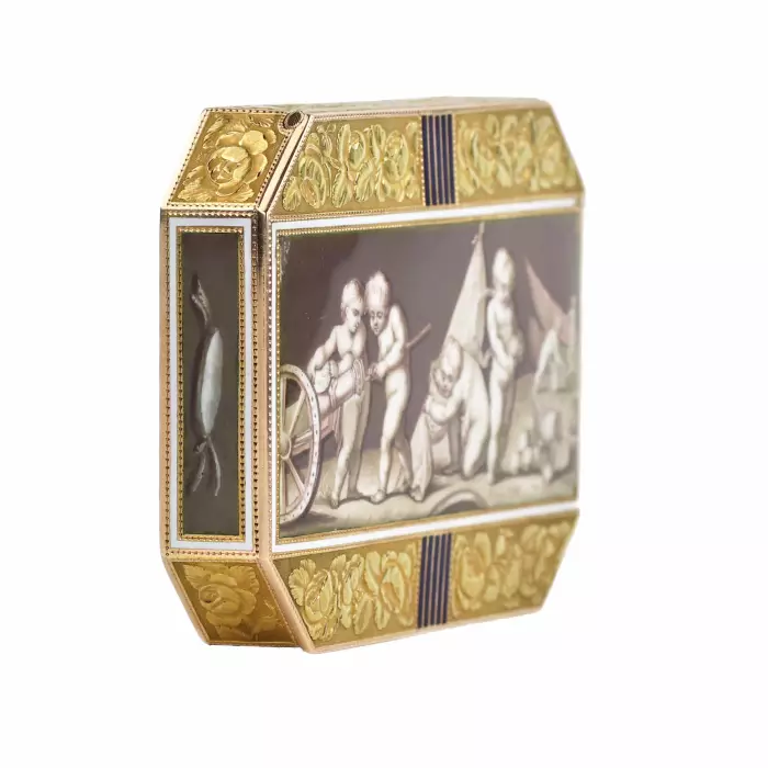 FRENCH GOLD SNUFFBOX WITH ENAMEL GRISAILLE “MILITARY GAMES OF PUTTI” FRANCE, EMPIRE PERIOD, FIRST QUARTER OF THE 19TH CENTURY