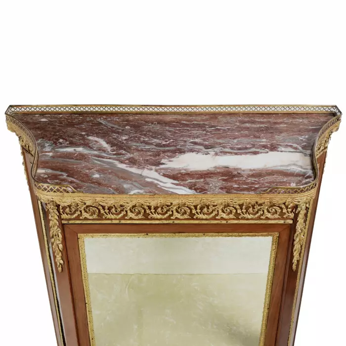 Vitrine de style Louis XVI. 