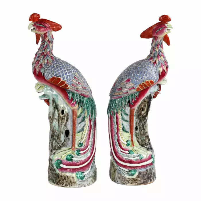 Grande paire d`oiseaux phenix en porcelaine de Chine de la fin de la periode Qing (1644-1912). 