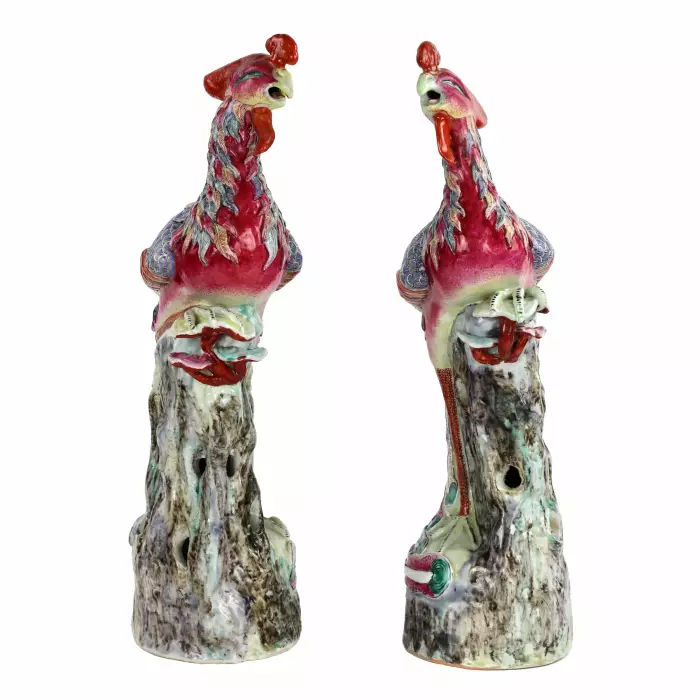 Grande paire d`oiseaux phenix en porcelaine de Chine de la fin de la periode Qing (1644-1912). 