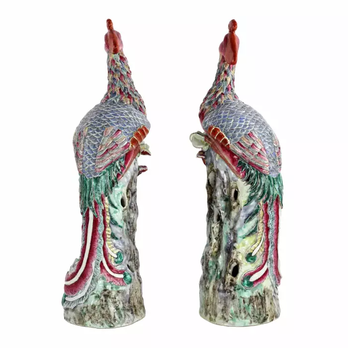 Grande paire d`oiseaux phenix en porcelaine de Chine de la fin de la periode Qing (1644-1912). 