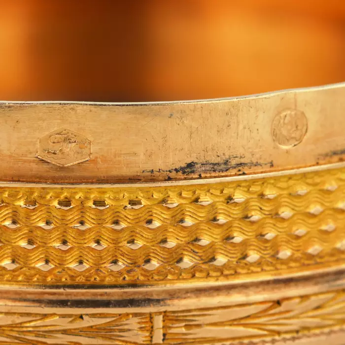 Tabatière française ronde en or du tournant des XVIIIe-XIXe siècles. 