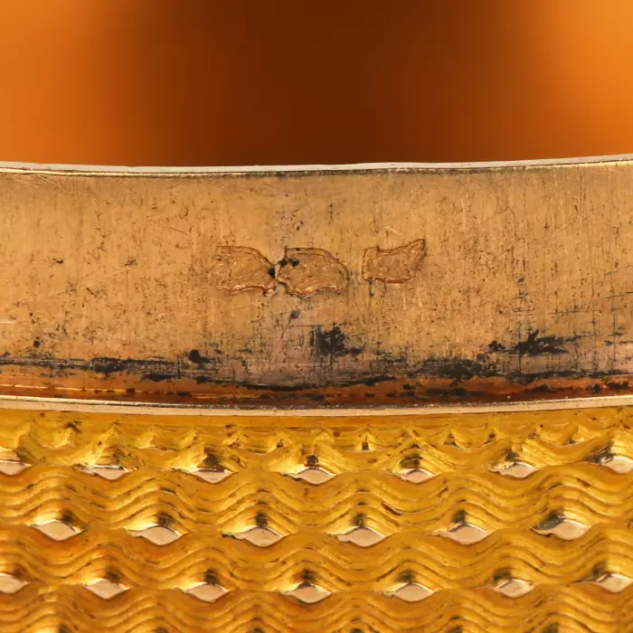 Tabatière française ronde en or du tournant des XVIIIe-XIXe siècles. 