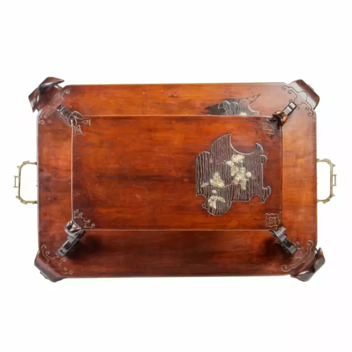 Elegante table japonaise à deux etages, attribuee à Viardot, XIXe siècle. 