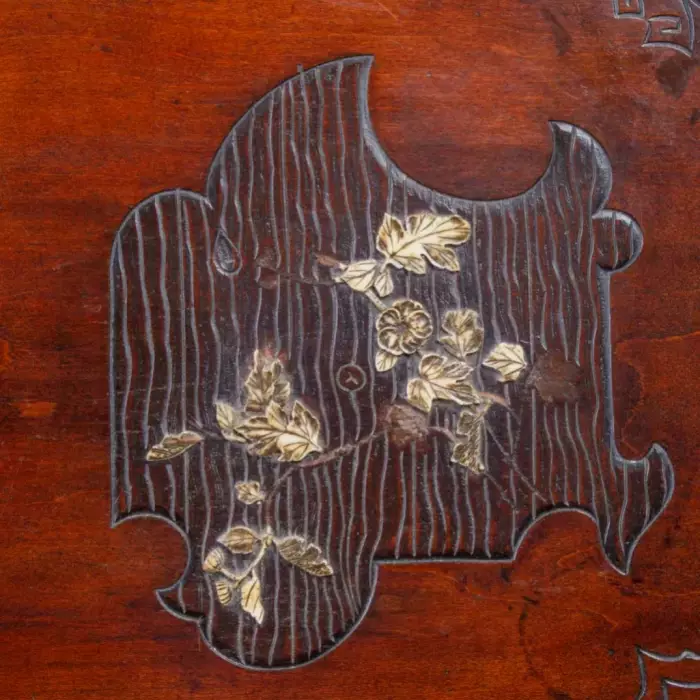 Elegante table japonaise à deux etages, attribuee à Viardot, XIXe siècle. 