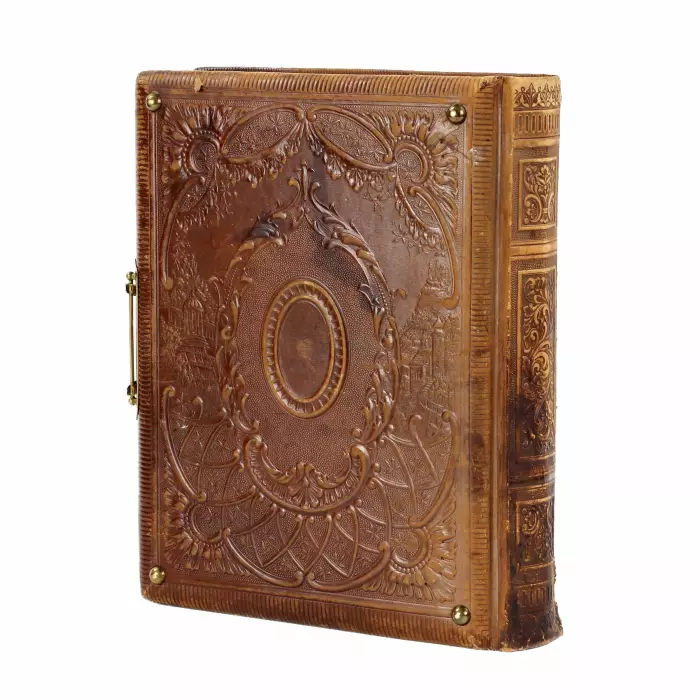 Album for photographs of the Art Nouveau era in leather cover. 