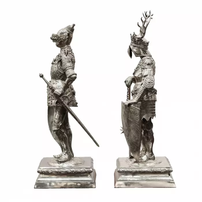 Paire d`exceptionnelles figures de cabinet de chevaliers en argent, artisans de Hanau du XIXe siècle. Neresheimer 