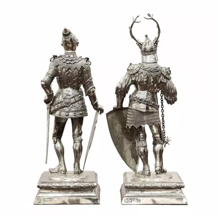 Paire d`exceptionnelles figures de cabinet de chevaliers en argent, artisans de Hanau du XIXe siècle. Neresheimer 