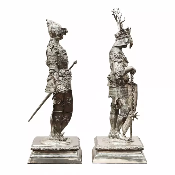 Paire d`exceptionnelles figures de cabinet de chevaliers en argent, artisans de Hanau du XIXe siècle. Neresheimer 