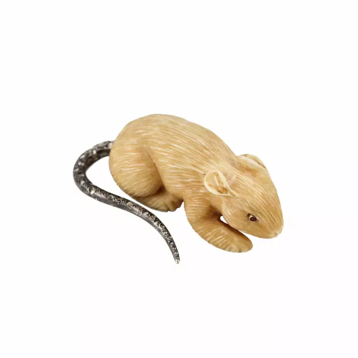 Souris de defense de mammouth sculptee avec queue de diamant. 