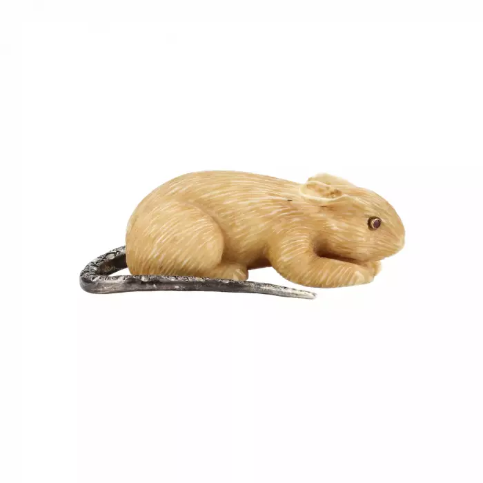 Souris de defense de mammouth sculptee avec queue de diamant. 