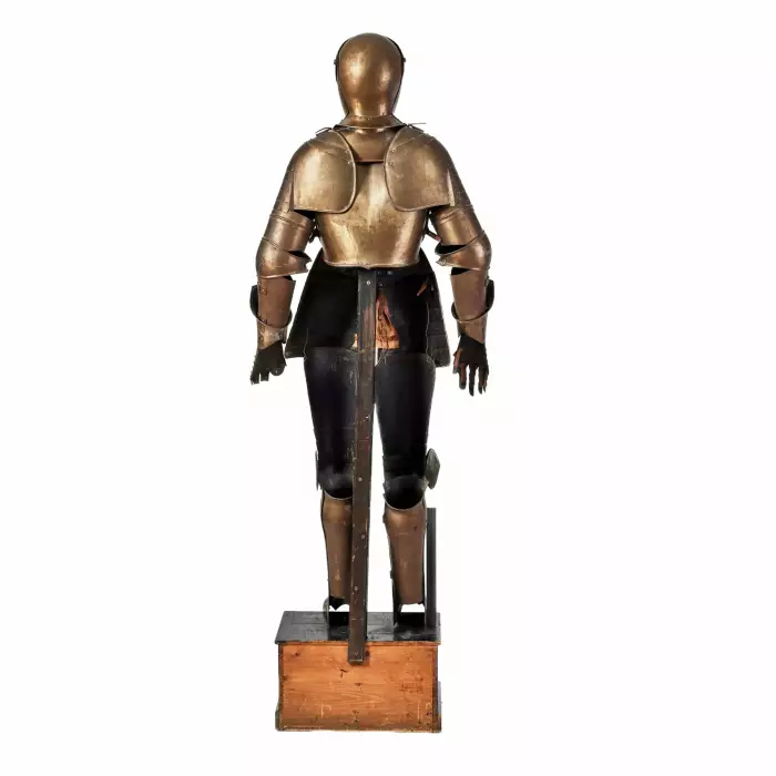 Magnifique armure chevaleresque en dessin et gravure nielle. Historicisme, XIXe siècle. 