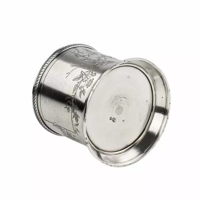 Sous-verre russe en argent du tournant des XIXe et XXe siècles. 