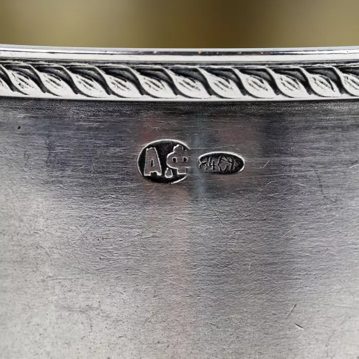 Sous-verre russe en argent du tournant des XIXe et XXe siècles. 