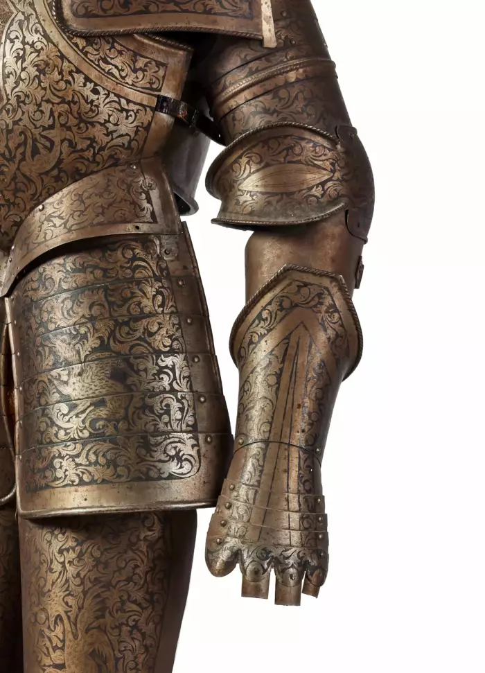 Magnifique armure chevaleresque en dessin et gravure nielle. Historicisme, XIXe siècle. 