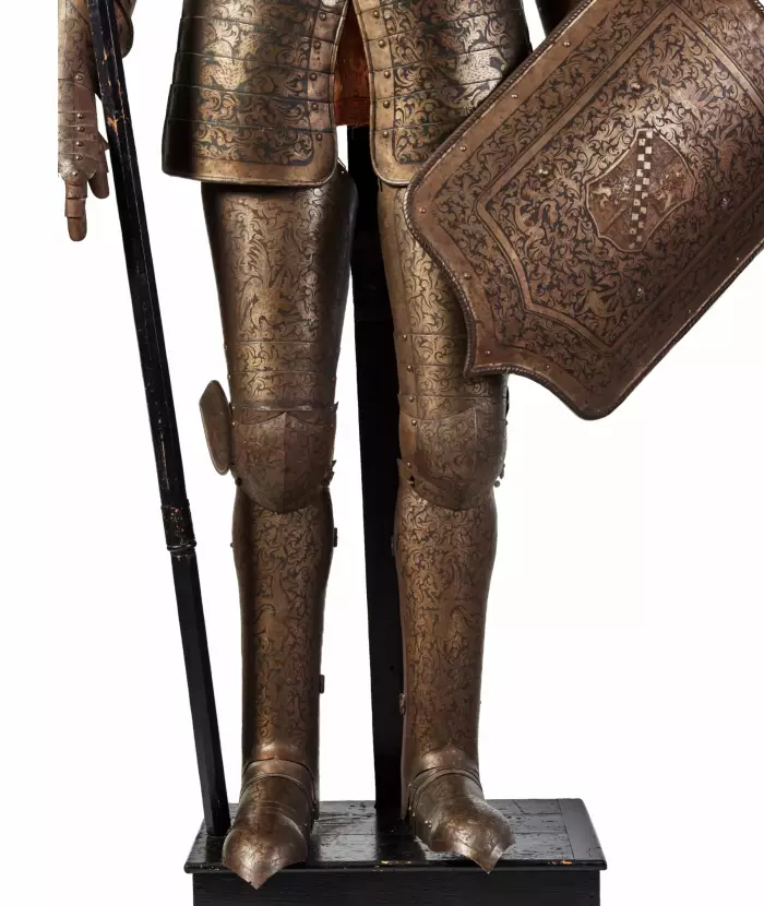 Magnifique armure chevaleresque en dessin et gravure nielle. Historicisme, XIXe siècle. 