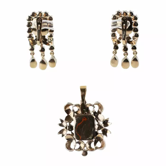 Ensemble de bijoux vintage Reine Isabelle. Le tournant des XVIIIe-XIXe siècles. 