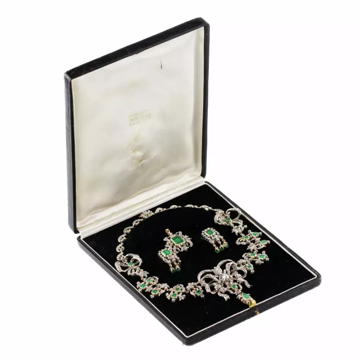 Ensemble de bijoux vintage Reine Isabelle. Le tournant des XVIIIe-XIXe siècles. 