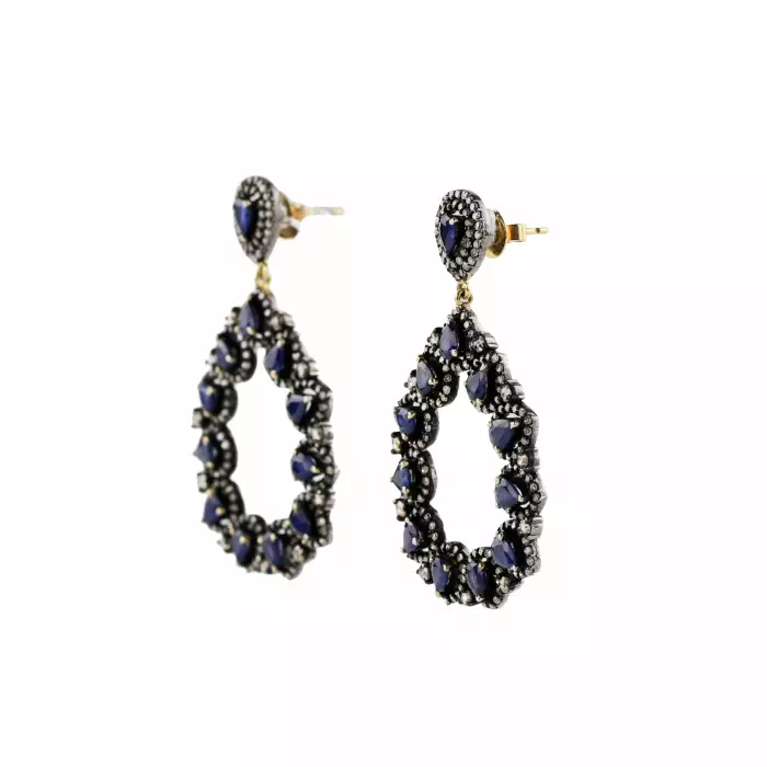 Ensemble de boucles d`oreilles, pendentif avec saphirs et diamants sur argent et or. 