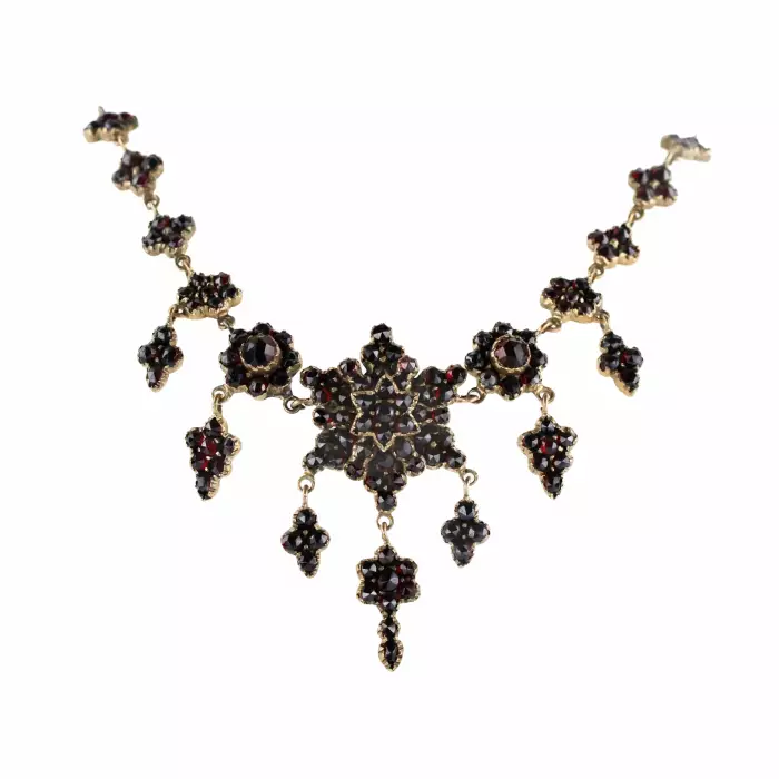 Necklace and pair of earrings with garnets. 