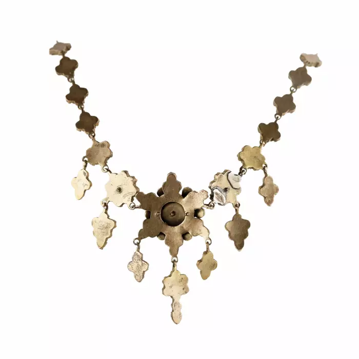 Necklace and pair of earrings with garnets. 