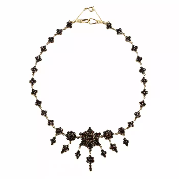 Necklace and pair of earrings with garnets. 