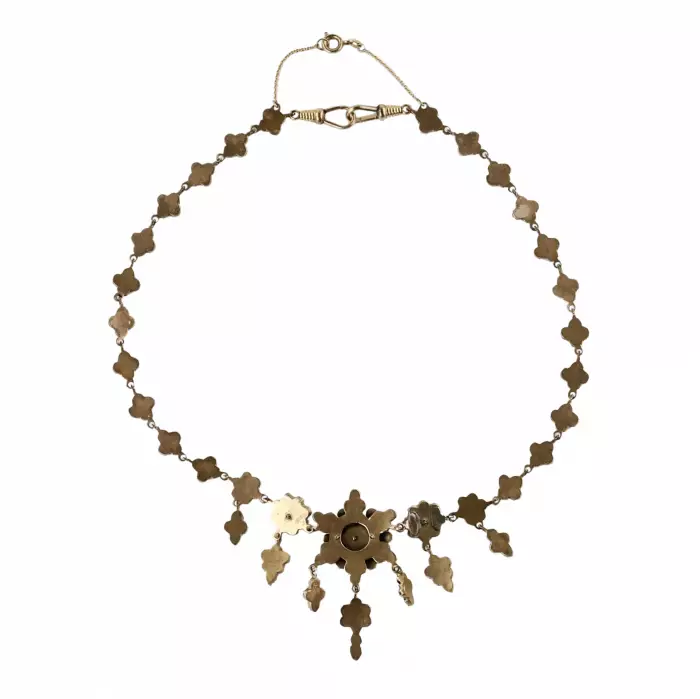 Necklace and pair of earrings with garnets. 