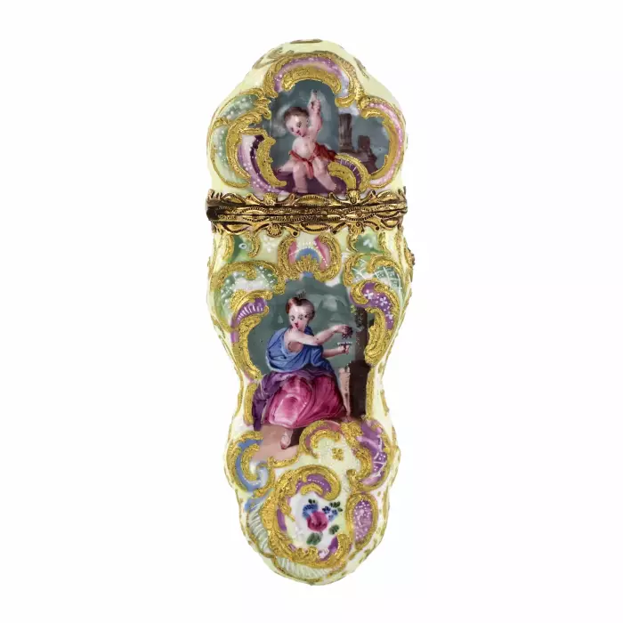 Porcelain travel necessaire from Rainbow firm. 19th century. 