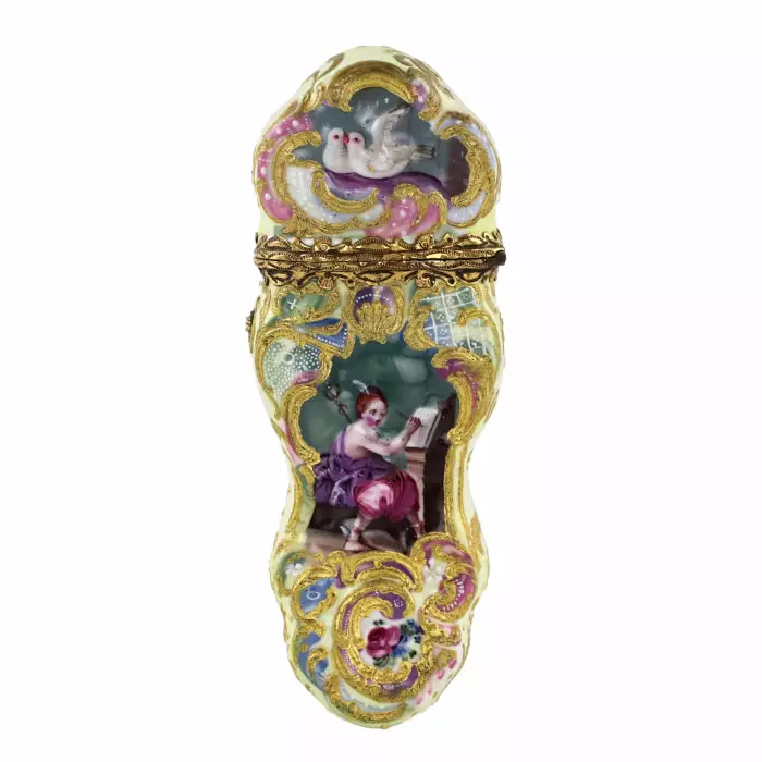 Porcelain travel necessaire from Rainbow firm. 19th century. 