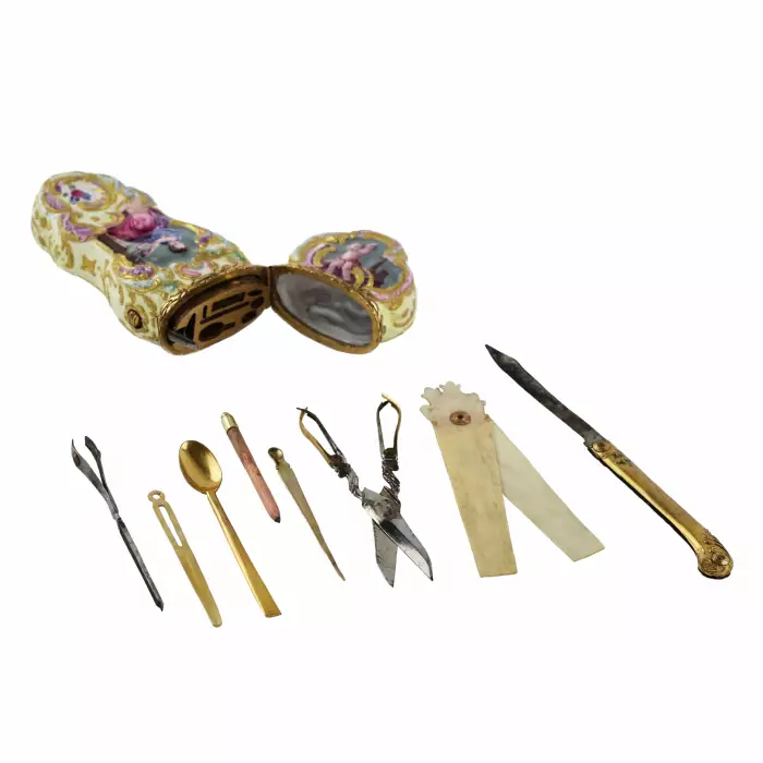 Porcelain travel necessaire from Rainbow firm. 19th century. 