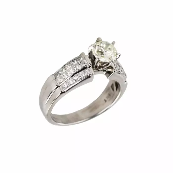 Ring in 18K white gold with diamonds. 