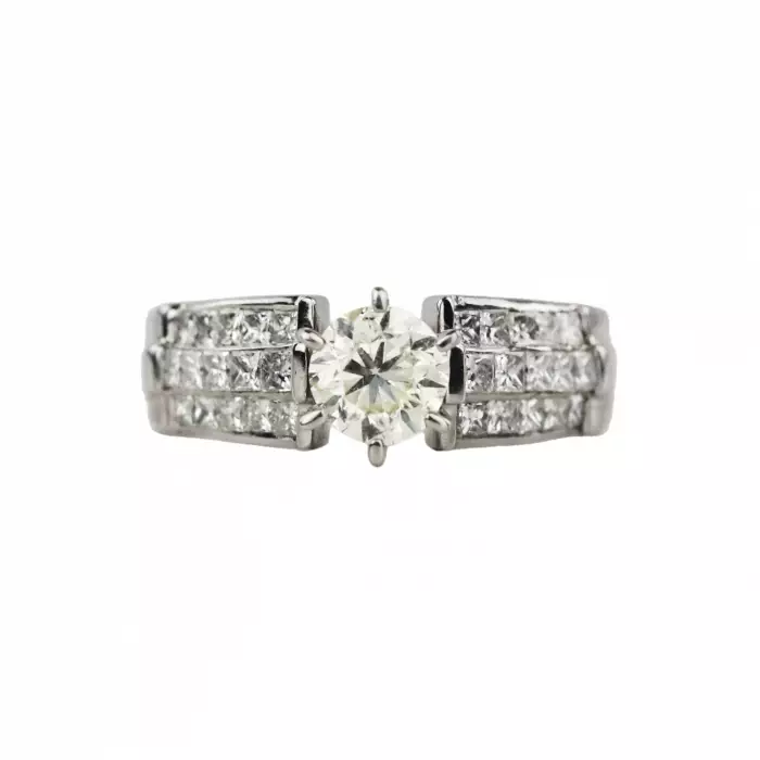 Ring in 18K white gold with diamonds. 