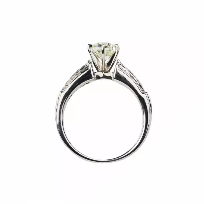 Ring in 18K white gold with diamonds. 