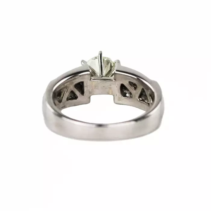 Ring in 18K white gold with diamonds. 