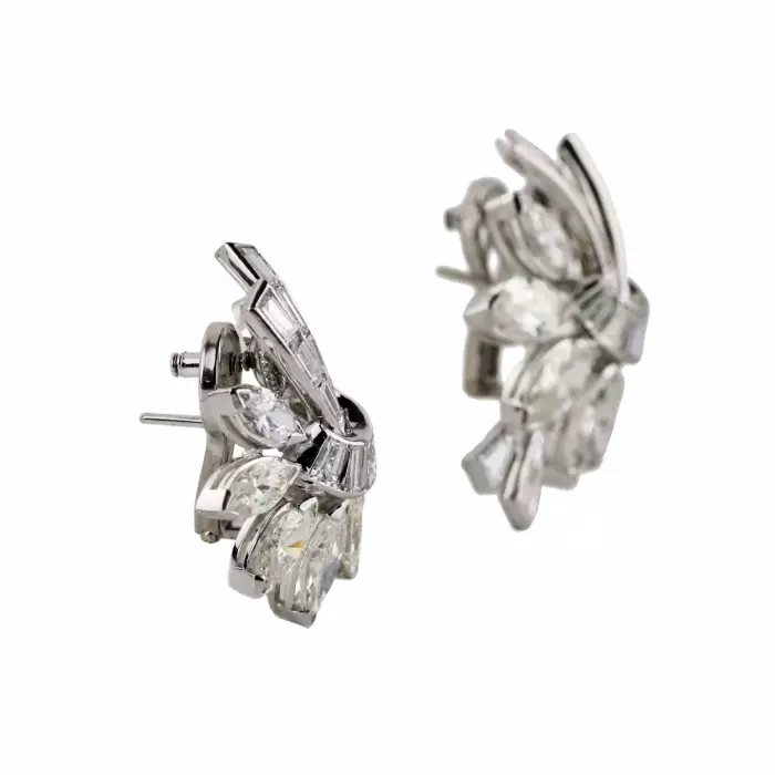Boucles d`oreilles clip des annees 1950, or 18 carats avec diamants. 