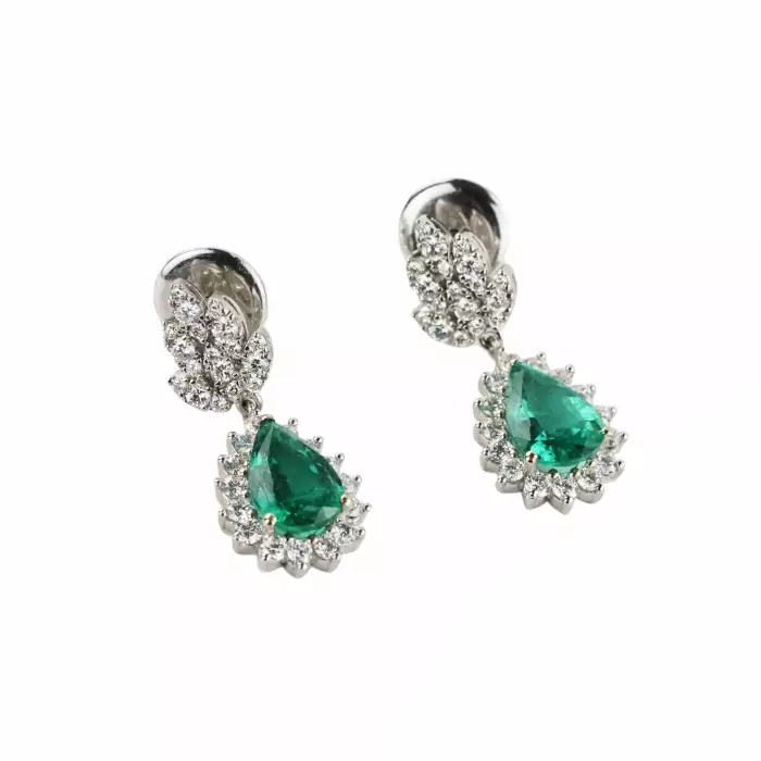 Boucles d`oreilles en or avec emeraudes et diamants. 