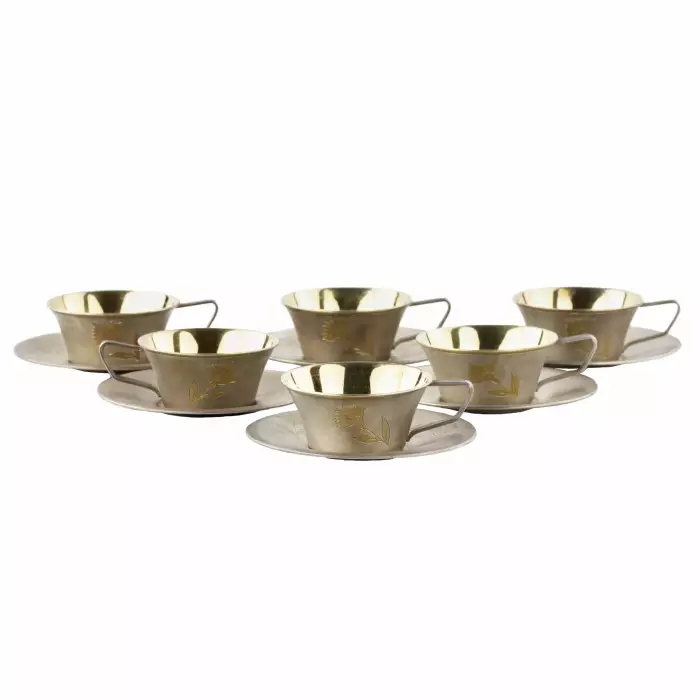 Six tasses avec soucoupes en argent dore et grave. URSS. 1960-80 