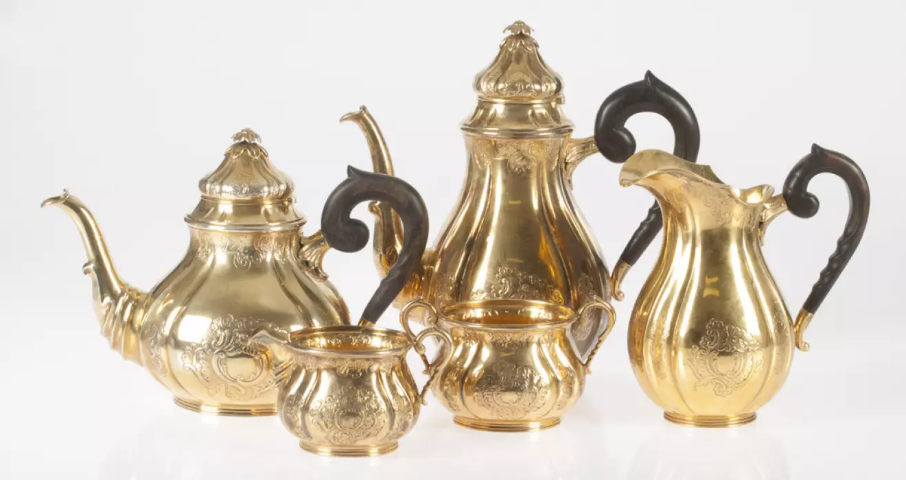 Service en argent plaqué or - Cafetière, théière, carafe à eau, bol à crème, sucrier 