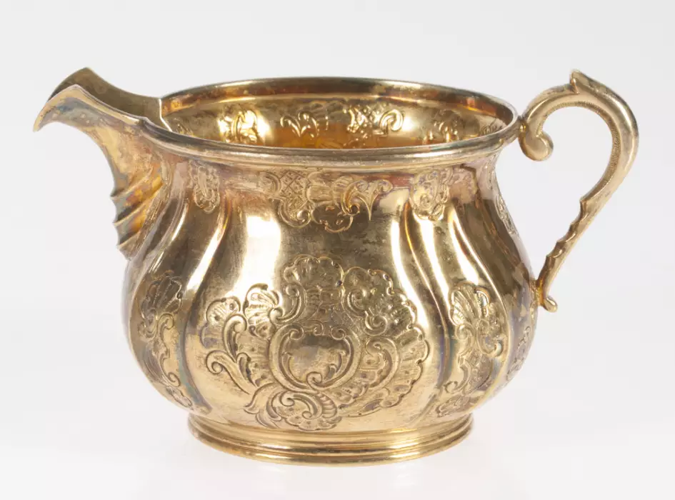 Service en argent plaqué or - Cafetière, théière, carafe à eau, bol à crème, sucrier 