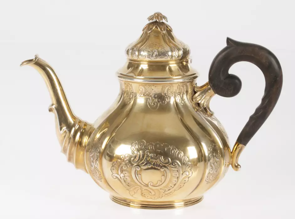 Service en argent plaqué or - Cafetière, théière, carafe à eau, bol à crème, sucrier 