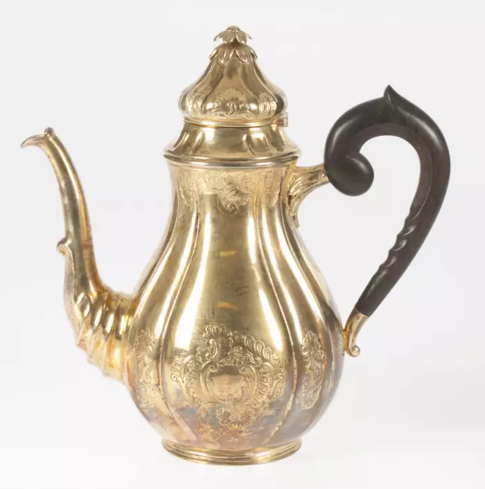 Service en argent plaqué or - Cafetière, théière, carafe à eau, bol à crème, sucrier 