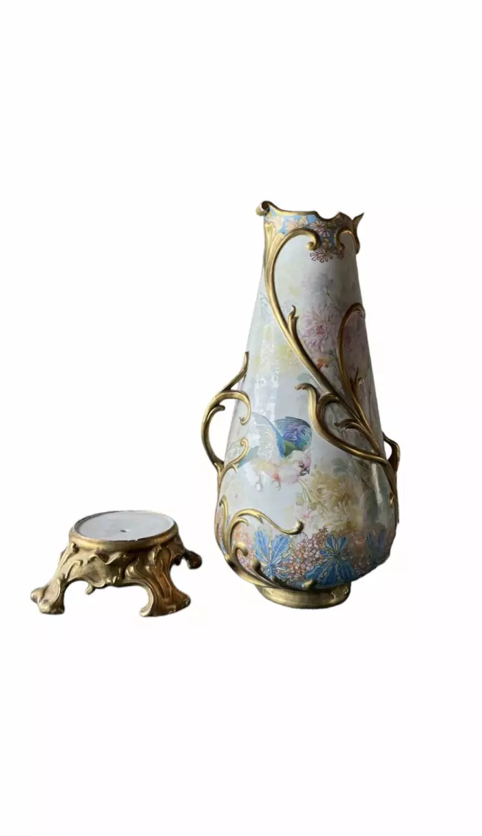 Usine impériale de porcelaine de Yıldız, vase en porcelaine de Monsieur Narcice, Turquie de la fin du XIXe siècle. 